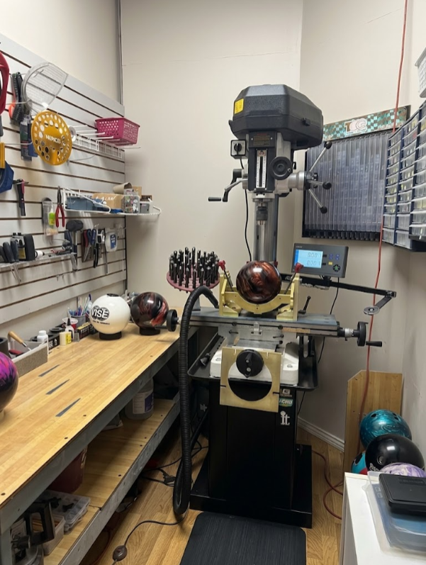 Atelier de perçage de boules de quilles équipé
